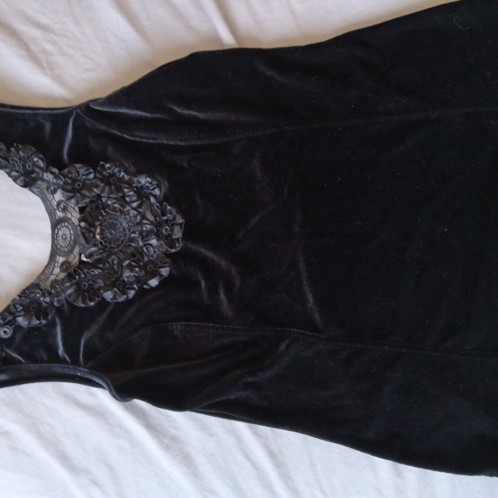 Elegant Black Velvet Dress with Lace Detail Medium